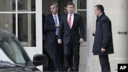 El embajador estadounidense en Francia, Charles H. Rivkin, derecha, abandona el edificio de Relaciones Exteriores luego de reunirse con el ministro en París.