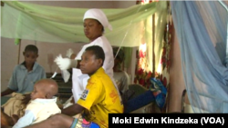 Malade à l'hôpital de Abong-Mbang, Cameroun, le 21 novembre 2016. (VOA/Moki Edwin Kindzeka)