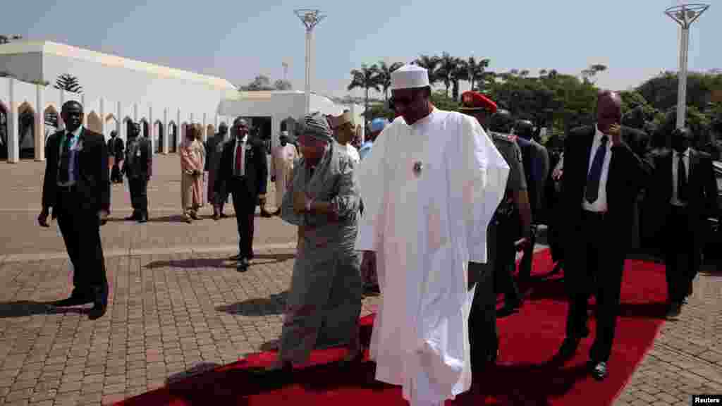 Le président nigérian Muhammadu Buhari reçoit la présidente du Libéria, Ellen Johnson-Sirleaf, lors d&#39;une réunion spéciale de la Cedeao sur la crise électorale de la Gambie, le 9 janvier 2017.