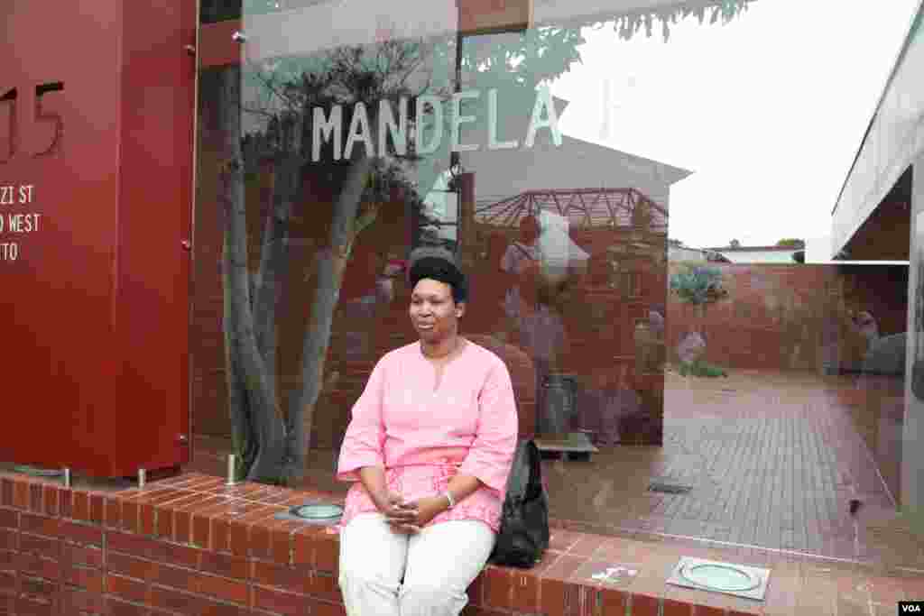 Os turistas têm vindo à casa de Mandela no Soweto, visitar ou apenas tirar fotos à porta.South Africa. (Hannah McNeish VOA)