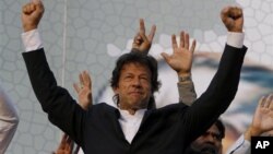 Imran Khan, tidak mengindahkan peringatan pemerintah mengenai demonstrasi ke Waziristan Selatan untuk memrotes serangan pesawat tak berawak Amerika (foto: Dok). 