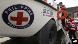 Nhân viên thuộc đơn vị đáp ứng khẩn cấp của Hội Chữ Thập Đỏ Philippines chất các thiết bị lên xe trước chuyến công tác