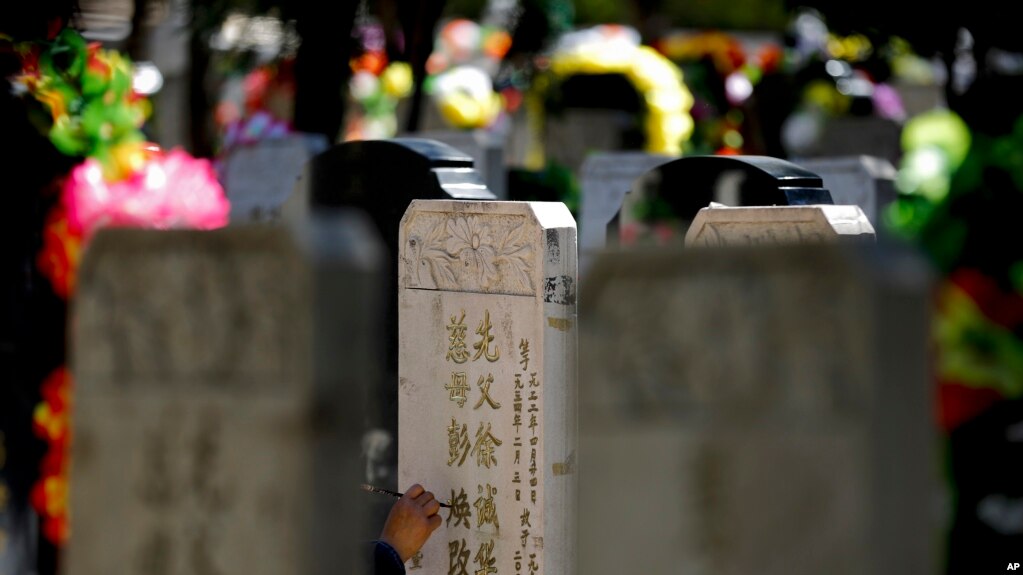 Người dân Bắc Kinh sửa sang phần mộ của người thân trong lễ Thanh Minh vào đầu tháng 4 hàng năm.