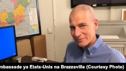 Ambassadeur ya Etats-Unis na Brazzaville, Todd Philip Haskell azali kosala na ndako mpo na COVID-19, Congo-Brazzaville, 19 mars 2020. (Twtitter/Ambassade Etats-Unis na Brazzaville)