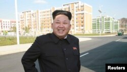 북한 관영 조선중앙통신은 14일 김정은 국방위원회 제1위원장이 평양에 완공된 위성과학자 주택지구를 방문했다고 보도했다. 40여일만에 공개석상에 등장한 김 제1위원장은 지팡이를 짚은 모습이었다.