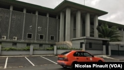Vue du tribunal d'Abidjan où est jugée Simone Gbagbo, le 2 octobre 2016 (VOA/Nicolas Pinault)