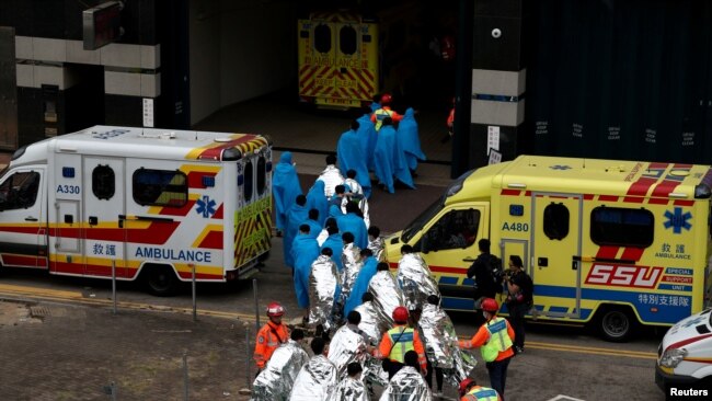 香港理工大學的抗議者在接受醫療后離開校園。（2019年11月19日）