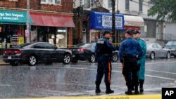 執法官員搜查紐約爆炸嫌疑人拉哈米的住址時警察在路旁警衛。 （2016年9月19日）