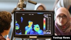 한국에서 중동호흡기증후군(메르스) 감염자가 발생하자 중동지역 입국자 검역이 강화되었다. 지난달 21일 인천공항에 도착한 입국객들이 발열 감시 적외선 카메라가 설치된 검역대를 통과하고 있다.