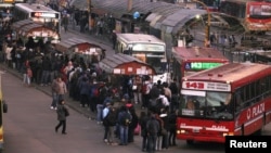 La paralización del Subte ha provocado grandes filas de pasajeros que intentan transportarse en buses en Buenos Aires.