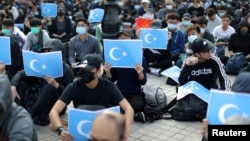 香港示威者手持東突厥斯坦旗幟支持新疆維吾爾族人的人權。（2019年12月22日）