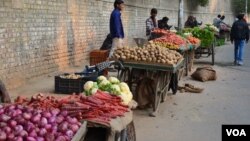 Hawkers say they voted in the Aam Aadmi party because police stopped harassing them when they briefly ruled Delhi last year, Feb. 12, 2015. (Photo: A. Pasricha for VOA)