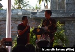 Presiden joko WIdodo bercanda dengan seorang warga Gamplong ketika memberikan sambutan pada acara penyerahan studio alam Gamplong, di Moyudan, Sleman, Yogyakarta, Minggu, 15 Juli 2018. (Foto: Munarsih Sahana/VOA)