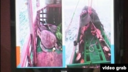 菲律賓官員在記者會上展示遭扣押中國漁船涉嫌販運瀕危海龜的視頻(視頻截圖）