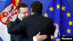 European Commision President Jose Manuel Barroso greets Serbian Prime Minister Ivica Dacic (L) after a joint news conference at the EU Commission headquarters in Brussels, June 26, 2013. 