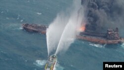 Kapal penyelamat berusakan memadamkan kebakaran pada kapal tanker minyak Iran Sanchi di Laut China Timur, 10 Januari 2018.