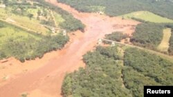 Hình ảnh trên mạng xã hội cho thấy bùn đỏ tràn ra sau khi đập bị vỡ ở Brumadinho, Brazil, ngày 25 tháng 1, 2019, 