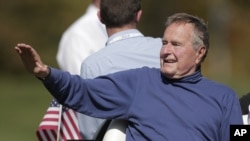 Mantan Presiden George H. W. Bush saat menghadiri turnamen golf Ryder Cup PGA (29/9) di Medinah, Illinois. (AP/Charlie Riedel)