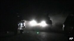وسایط پولیس که در هنگام شب اطراف خانۀ مشاور رئیس دولت را محاصره نموده اند.