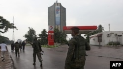 Des soldats des FARDC patrouillent près du radiodiffuseur d'Etat RTNC, le 30 décembre 2013.