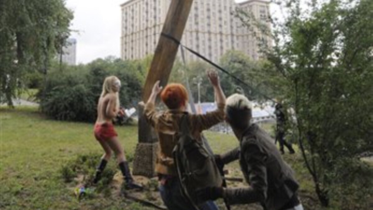 FEMEN перебираются в Париж