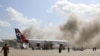 La poussière monte après que des explosions ayant frappé l'aéroport d'Aden, à l'arrivée du gouvernement yéménite nouvellement formé à Aden, au Yémen, le 30 décembre 2020. REUTERS / Fawaz Salman 