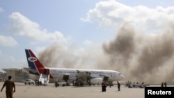 La poussière monte après que des explosions ayant frappé l'aéroport d'Aden, à l'arrivée du gouvernement yéménite nouvellement formé à Aden, au Yémen, le 30 décembre 2020. REUTERS / Fawaz Salman 
