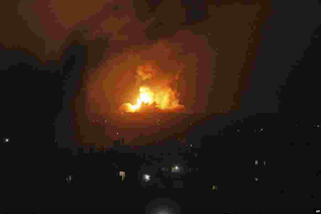 Bola api membumbung ke angkasa menyusul serangan rudal oleh Israel di Rafah, Jalur Gaza bagian selatan (9/7).