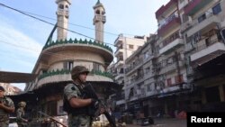 یک سرباز ارتش لبنان در حال نگهبانی در طرابلس