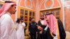 Le roi Salmane, à droite, le prince héritier Mohammed Ben Salmane, 2è à droite, et un des fils de Jamal Khashoggi, Salah, à gauche, Ryad, Arabie saoudite, le 23 octobre 2018. 