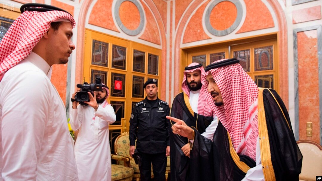 سعودی بادشاہ شاہ سلمان اور ولی عہد محمد بن سلمان مقتول صحافی جمال خشوگی کے بیٹے سے ملاقات کر رہے ہیں جس میں انہوں نے صحافی کے قتل پر تعزیت کا اظہار کیا۔