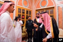 沙特国王萨勒曼和王储穆罕默德·本·萨勒曼10月23日在利雅得会见卡舒吉的儿子萨拉赫，国王用手指着萨拉赫。