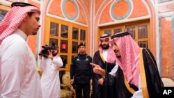 Le roi Salmane, à droite, le prince héritier Mohammed Ben Salmane, 2è à droite, et un des fils de Jamal Khashoggi, Salah, à gauche, Ryad, Arabie saoudite, le 23 octobre 2018. 