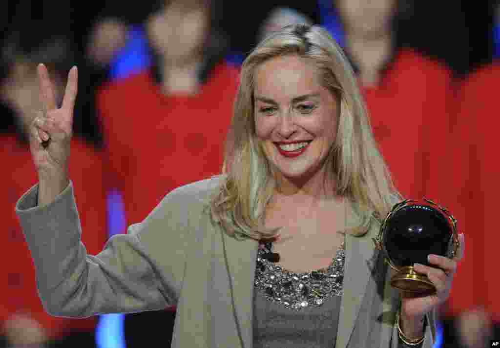 Nữ diễn viên Hoa Kỳ Sharon Stone trong một buổi lễ ở Warsaw, Balan. Stone được trao tặng Giải Nobel hòa bình để công nhận những hoạt động của cô chống HIV và bệnh AIDS.