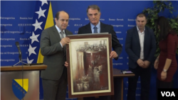Dušan Bajević prima nagradu od Ministra civilnih poslova BiH Adila Osmanovića