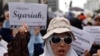 Para pendukung Hizbut Tahrir Indonesia (HTI) melakukan aksi unjuk rasa mendukung penerapan hukum syariah di Indonesia (foto: ilustrasi). 