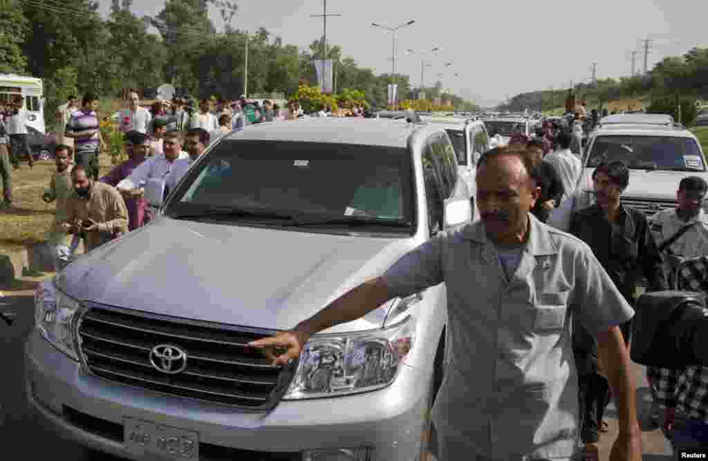 ایک سکیورٹی اہلکار عمران خان کی گاڑی کی حفاظت پر مامور 