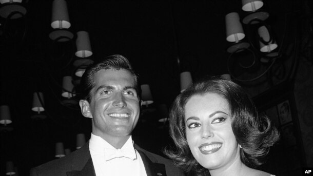 Susan Kohner y George Hamilton