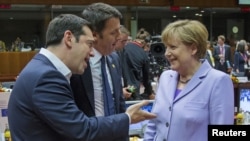 Greek Prime Minister Alexis Tsipras (L), Italian Prime Minister Matteo Renzi (C) and German Chancellor Angela Merkel attend a European Union leaders summit in Brussels, Belgium, June 25, 2015. 