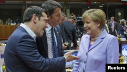 Thủ tướng Hy Lạp Alexis Tsipras (trái) trao đổi với Thủ tướng Đức Angela Merkel (phải) tại Brussels, Bỉ, hôm 25/6. 