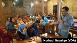 Pertemuan warga dan anggota DPRD DIY membahas kekerasan anak. (VOA/Nurhadi Sucahyo)