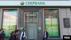 莫斯科的一家俄罗斯储蓄银行门市部。（美国之音白桦拍摄）
