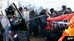 Police clash with demonstrators during an anti-fascist and anti-racist march to protest against a Lega far-right party general election campaign rally in Milan, Italy, Feb. 24, 2018.