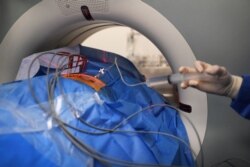 Seorang pasien kanker sedang menjalani pengobatan di unit onkologi dan radiologi rumah sakit Marseille, Paol, Perancis, 7 November 2017. (Foto: dok).