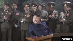 Lãnh tụ Bắc Triều Tiên Kim Jong Un theo dõi một cuộc tập trận trong bức ảnh không ghi ngày tháng do Thông tấn xã Bắc Triều Tiên KCNA phát hành ngày 16 tháng 6, 2015. 