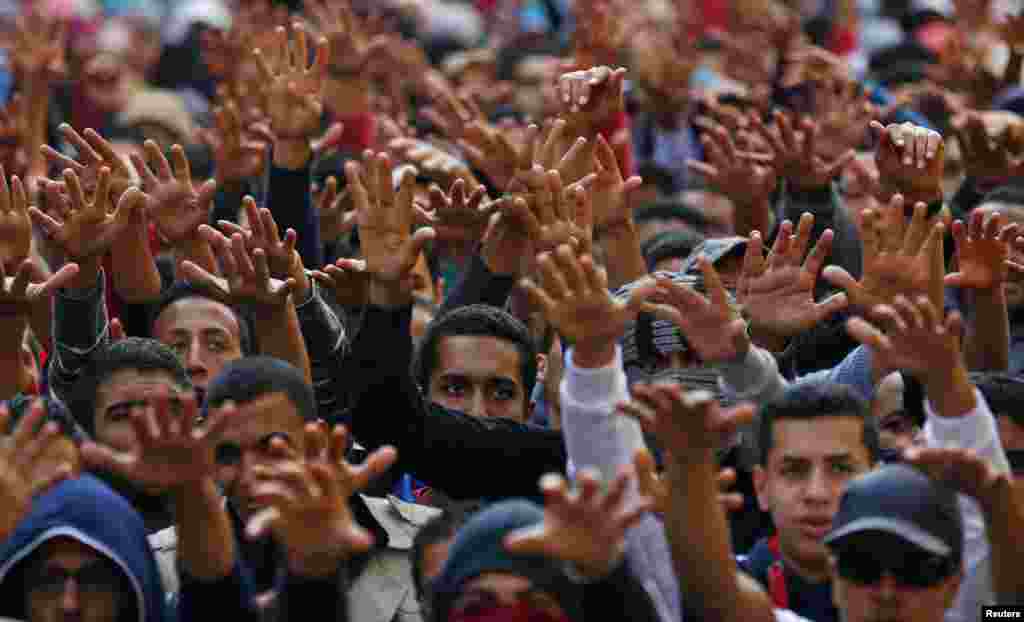 Siswa Universitas Kairo meneriakkan slogan menentang pemerintah setelah keputusan pengadilan mantan Presiden Mesir Hosni Mubarak, di kampus universitas di Giza, di luar Kairo. Protes pecah di universitas di negara tersebut, mengutuk keputusan pengadilan untuk membatalkan tuntutan kriminal terhadap Mubarak.
