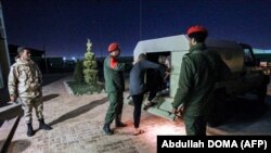 Les forces rebelles libyennes capturent des mercenaires présumés à Benghazi le 5 mai 2020.