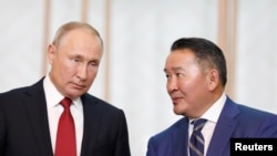 俄罗斯总统普京与蒙古总统巴特图勒嘎在乌兰巴托参加一个签字仪式。（2019年9月3日）