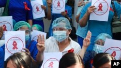 緬甸仰光教育大學的教師們在仰光集會，抗議軍方發動政變（2021年2月5日）