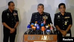 Kepala Polisi Diraja Malaysia, Khalid Abu Bakar (tengah), berbicara dalam konferensi pers tentang pembunuhan kakak tiri Kim Jong-un, Kim Jong-nam, di Kuala Lumpur (22/2). (Reuters/Athit Perawongmetha)